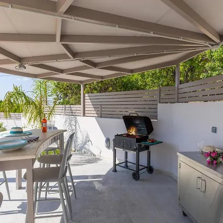 Effi Lourdata Βίλα *