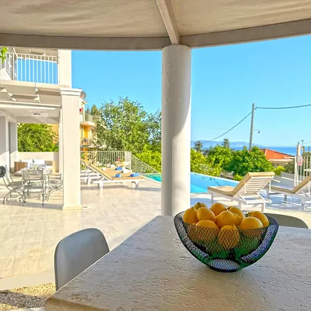 Βίλα Effi Lourdata