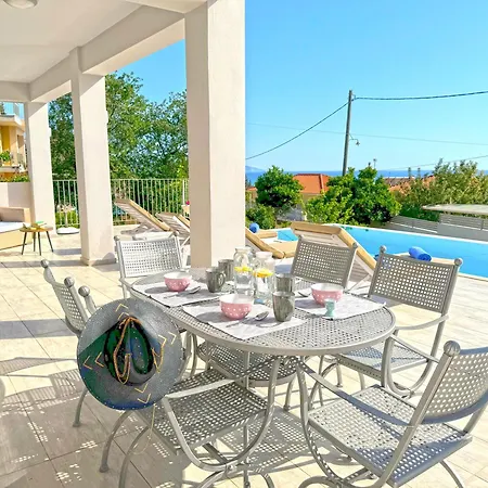 Effi Lourdata Λουρδάτα