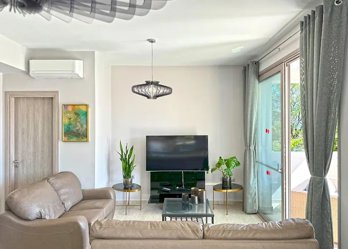 Effi Lourdata فيلة *